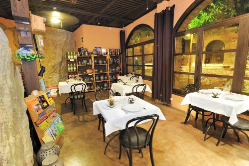 MontsonisCal Marroso的一间餐厅,房间内设有白色的桌椅