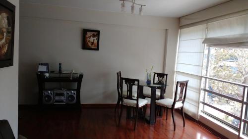 利马Apartamentos Amoblados de 1 Y 2 dormitorios的一间带桌椅和收音机的用餐室