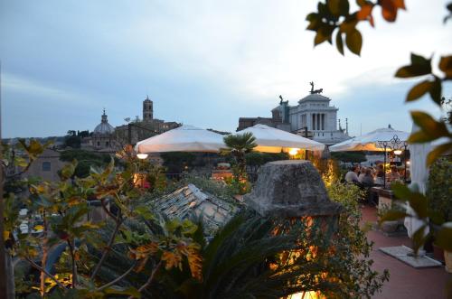 罗马马里迪当代套房酒店 的城市里带桌子和遮阳伞的花园