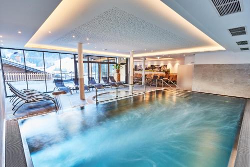 瓦格赖恩瓦格兰内霍夫酒店的房屋中间的游泳池