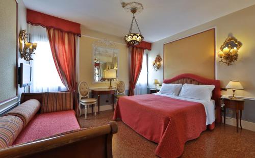 威尼斯阿莱基诺酒店的酒店客房,配有床和沙发