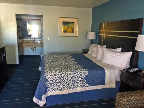 BishopAmericas Best Value Inn Bishop/Kingsville的一间设有大床和窗户的酒店客房