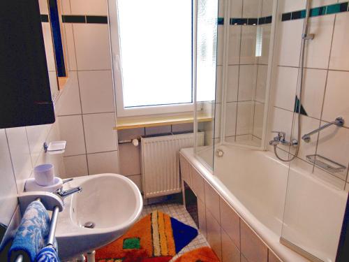 GaichtKlause-Stüberl的浴室配有水槽、淋浴和浴缸。