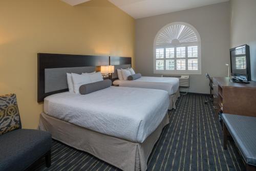圣布鲁诺灵气SFO机场酒店的酒店客房设有两张床和电视。