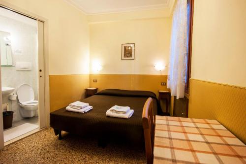洛坎达卡福斯卡丽酒店客房内的一张或多张床位