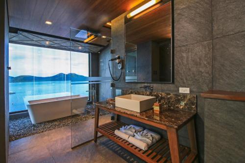 科隆两季科伦湾畔酒店的浴室配有盥洗盆和浴缸。