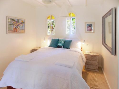 阿布拉奥阿拉汀加酒店的带2扇窗户的客房内的一张白色床
