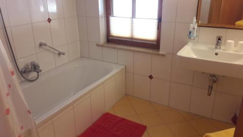 翁肯瑞吉尔古特酒店的带浴缸和盥洗盆的浴室