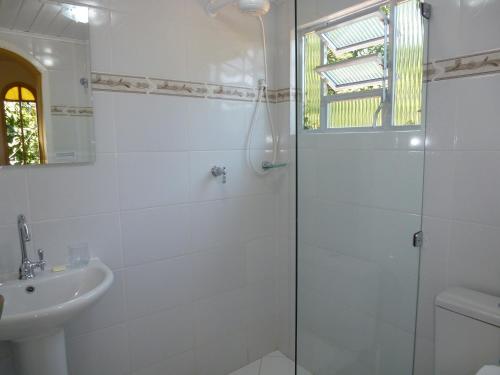 阿布拉奥阿拉汀加酒店的带淋浴和盥洗盆的白色浴室