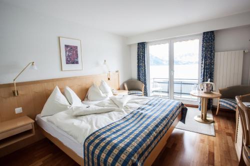 韦吉斯弗罗堡美岸佳妮酒店的酒店客房设有床和窗户。