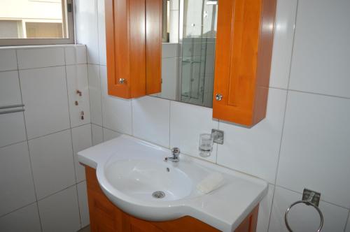 ElminaElmina Bay Resort的浴室设有白色水槽和镜子