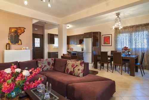 锡基亚Villa Sithonia的带沙发的客厅和用餐室