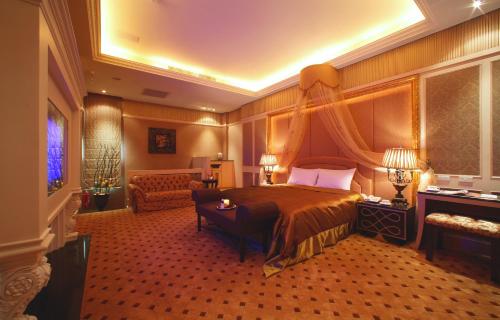 台东贵筑精品旅馆的酒店客房,配有床和沙发