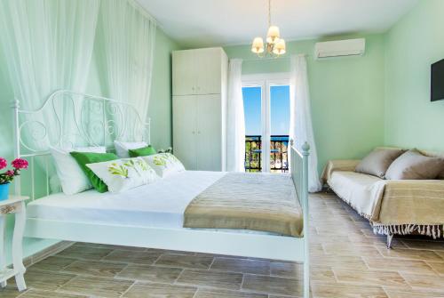 利迈纳里亚Vintage Place的卧室设有一张白色大床和一扇窗户。