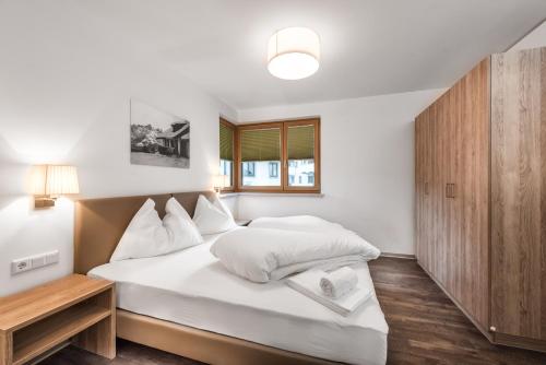 AlpenParks Hotel & Apartment Orgler Kaprun客房内的一张或多张床位