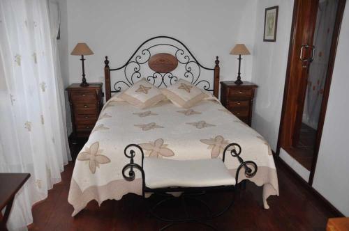 弗龙特拉Casa Rural de 1945 Dos Plantas Patio Y Barbacoa的卧室配有带白色棉被的床