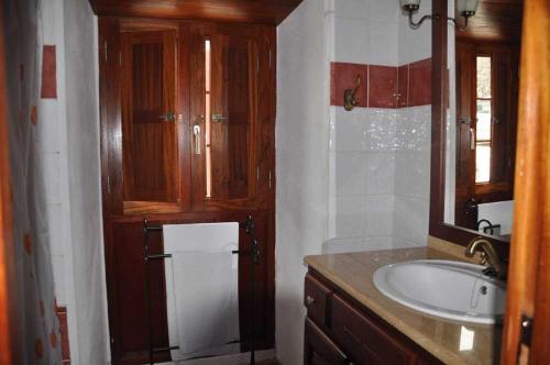 弗龙特拉Casa Rural de 1945 Dos Plantas Patio Y Barbacoa的一间带水槽和木制橱柜的浴室