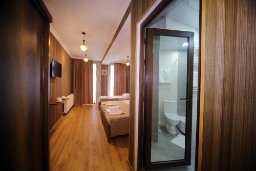 巴库里阿尼Snow King Hotel的一间带卫生间和玻璃门的浴室