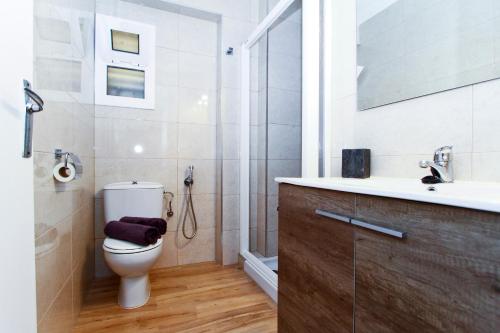 拉皮内达Dms Planet Costa Dorada的浴室配有卫生间、淋浴和盥洗盆。