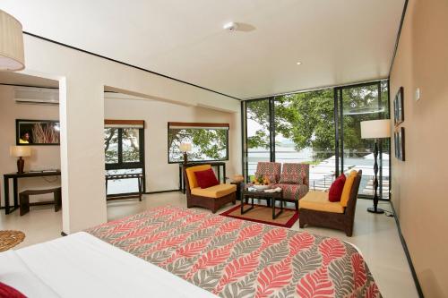 蒂瑟默哈拉默埃克霍蒂萨游猎酒店的一间卧室配有一张床、椅子和窗户。