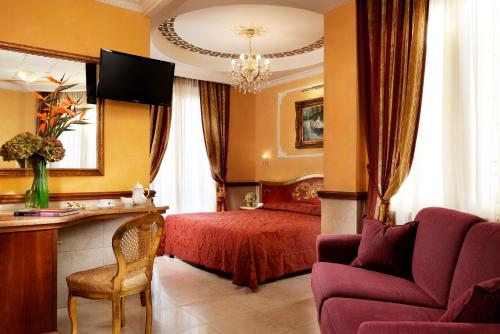 罗马Hotel Principessa Isabella的一间卧室配有红色的床和一张沙发