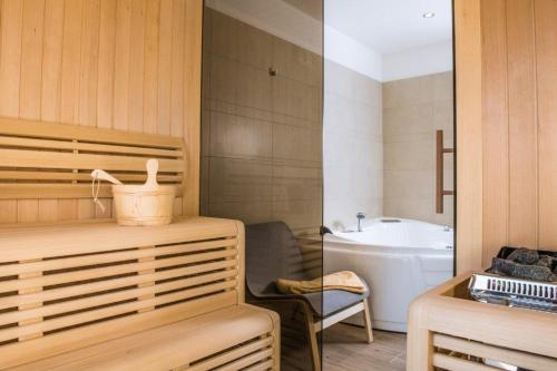 弗拉绍Villa Valentine的浴室的两张照片,配有水槽和浴缸