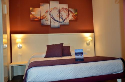 西尔米奥奈H2o住宿加早餐旅馆的一间卧室配有带2个枕头的床