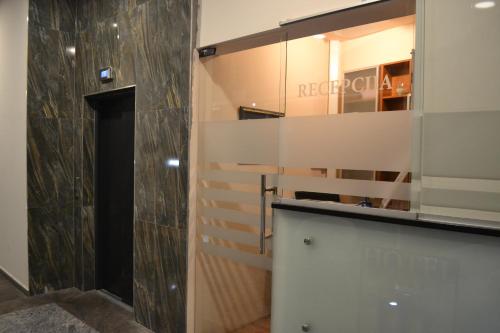 瓦拉日丁伊斯特拉酒店的浴室设有白色的墙壁和镜子