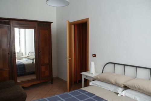 科森扎Casa Elisa的一间卧室配有一张床、梳妆台和镜子