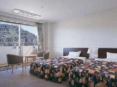 指宿市衣凯雅多酒店的酒店客房设有两张床和大窗户。