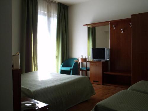 奇维塔韦基亚渡船酒店的酒店客房设有两张床和电视。