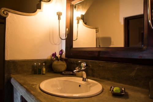 希克杜沃库布拉别墅住宿加早餐旅馆的一间带水槽和镜子的浴室