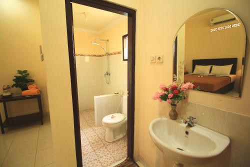 罗威那海滩酒店的一间浴室