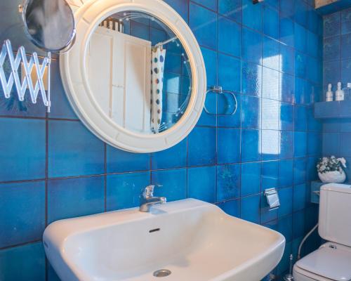 卡尼奥提Blue Horizon 2 in Chalkidiki的蓝色瓷砖浴室设有水槽和镜子