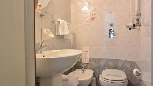 米兰奇塔斯都妮酒店的一间带水槽和卫生间的小浴室