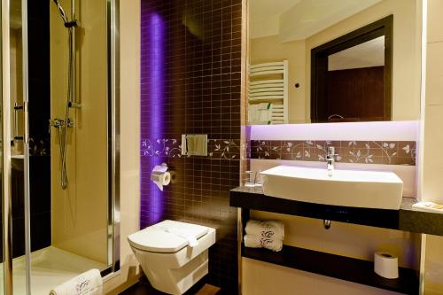 比亚韦斯托克特里奥3号酒店的浴室配有卫生间、盥洗盆和淋浴。