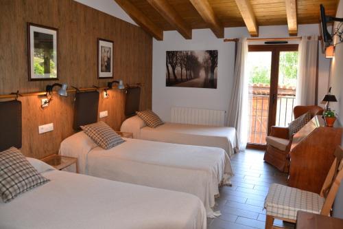 CabóCasa Carlota的酒店客房设有三张床和阳台