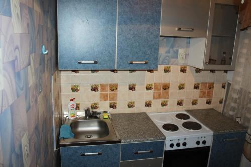 Leninsk-KuznetskiyApartment on prospekt Kirova 81的一间带水槽和炉灶的小厨房