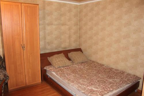 Leninsk-KuznetskiyApartment on prospekt Kirova 81的一间带床和橱柜的小卧室