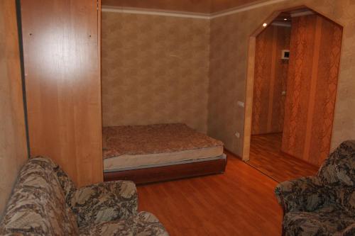 Leninsk-KuznetskiyApartment on prospekt Kirova 81的一间小卧室,配有一张床和镜子