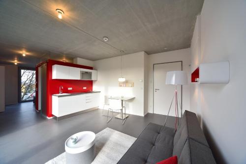 绍恩多夫Loft Apartments的带沙发和红色橱柜的客厅