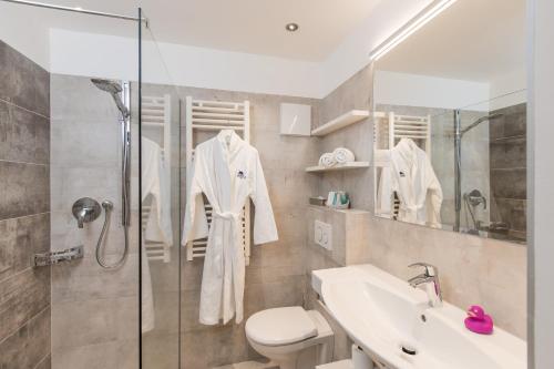 滨湖采尔ALPIN- Das Sporthotel - SKI IN SKI OUT cityXpress, SUMMERCARD INCLUDED的带淋浴、卫生间和盥洗盆的浴室