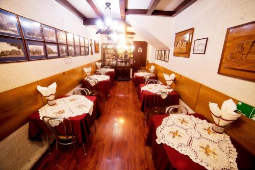 圣地亚哥维加斯酒店的餐厅设有红色和白色的桌子