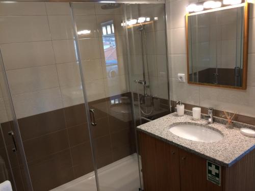 丰沙尔Apartamentos Sousa的一间带水槽和淋浴的浴室