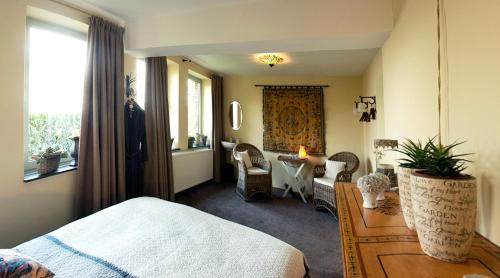 Eckelrade德梅科法布里科酒店的一间卧室设有一张床和一间客厅。