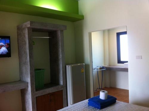 查龙西克斯帕克旅舍的厨房配有冰箱和绿色墙壁