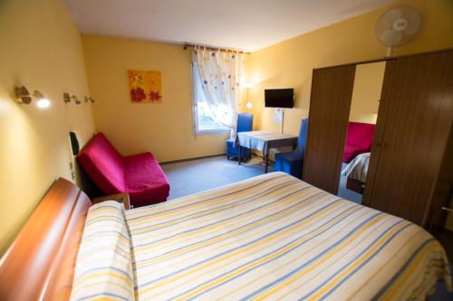 布雷叙尔拉布尔奥尔酒店的配有一张床和一张书桌的酒店客房