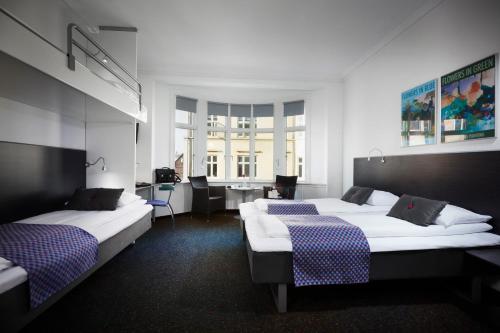 埃斯比约埃斯比约卡宾酒店的酒店客房配有两张床和一张书桌