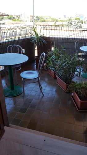 佛罗伦萨南希之屋住宿加早餐旅馆的一个带桌椅和盆栽的庭院