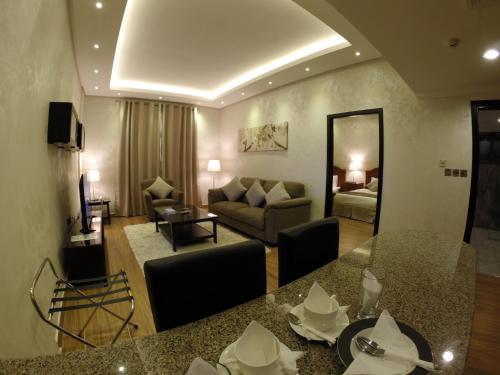 多哈公园酒店的客厅配有沙发和桌子。